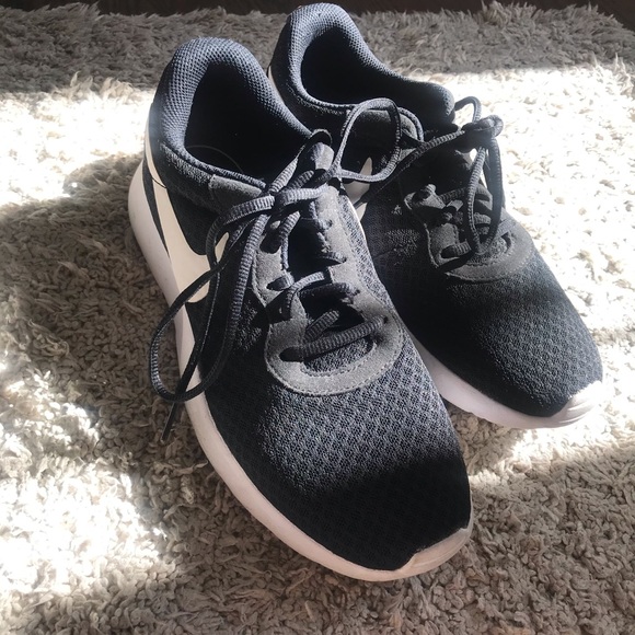 Black Nike sneakers size 8.5 good condition - Picture 3 of 3